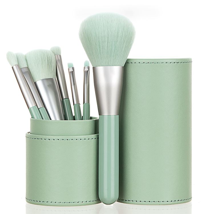 7 makeup brushes (with bucket)