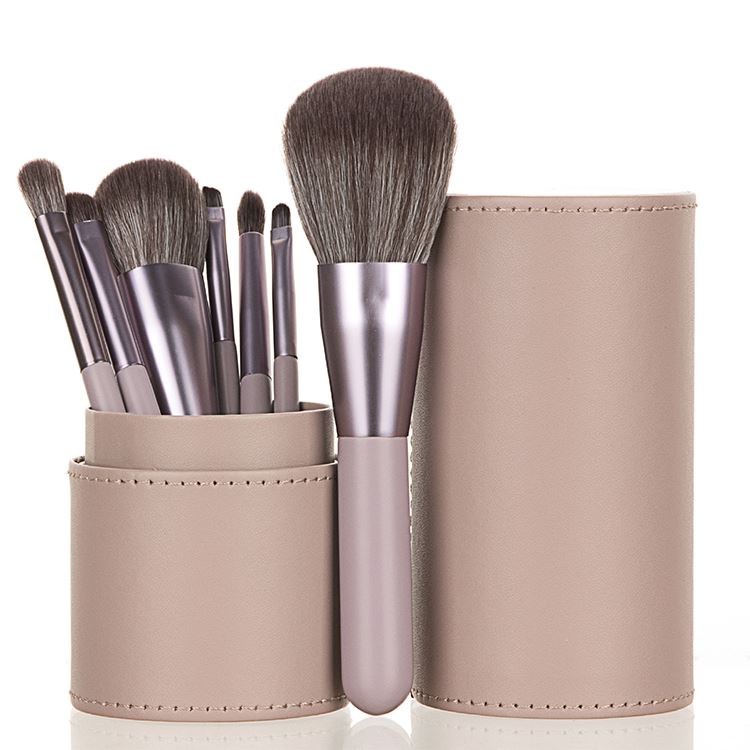 7 makeup brushes (with bucket)