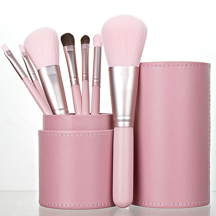 7 makeup brushes (with bucket)