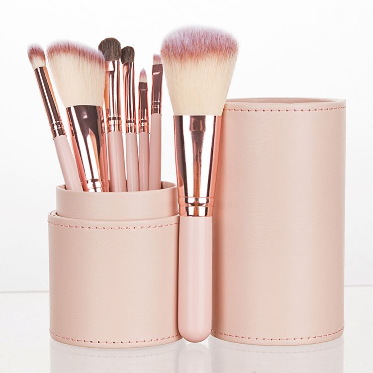 7 makeup brushes (with bucket)