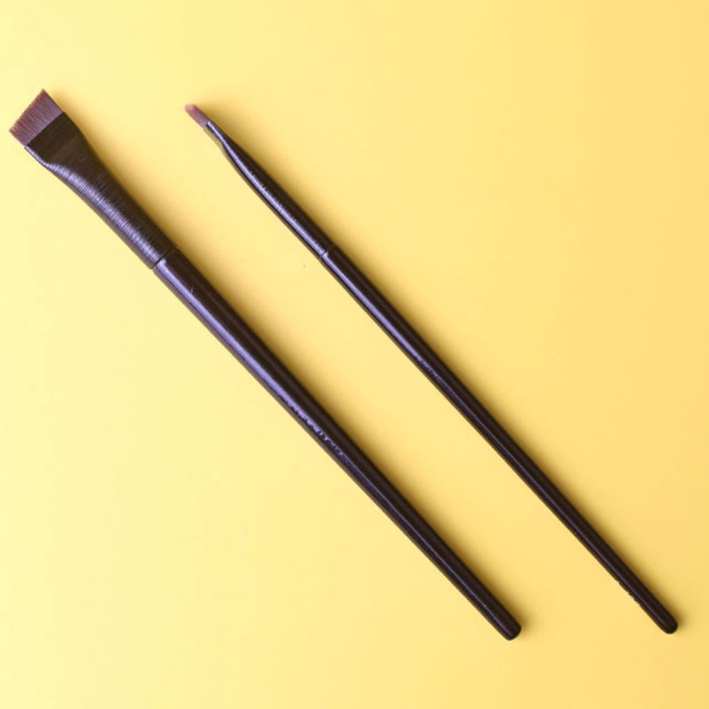 Blade eyeliner brush or eyebrow brush